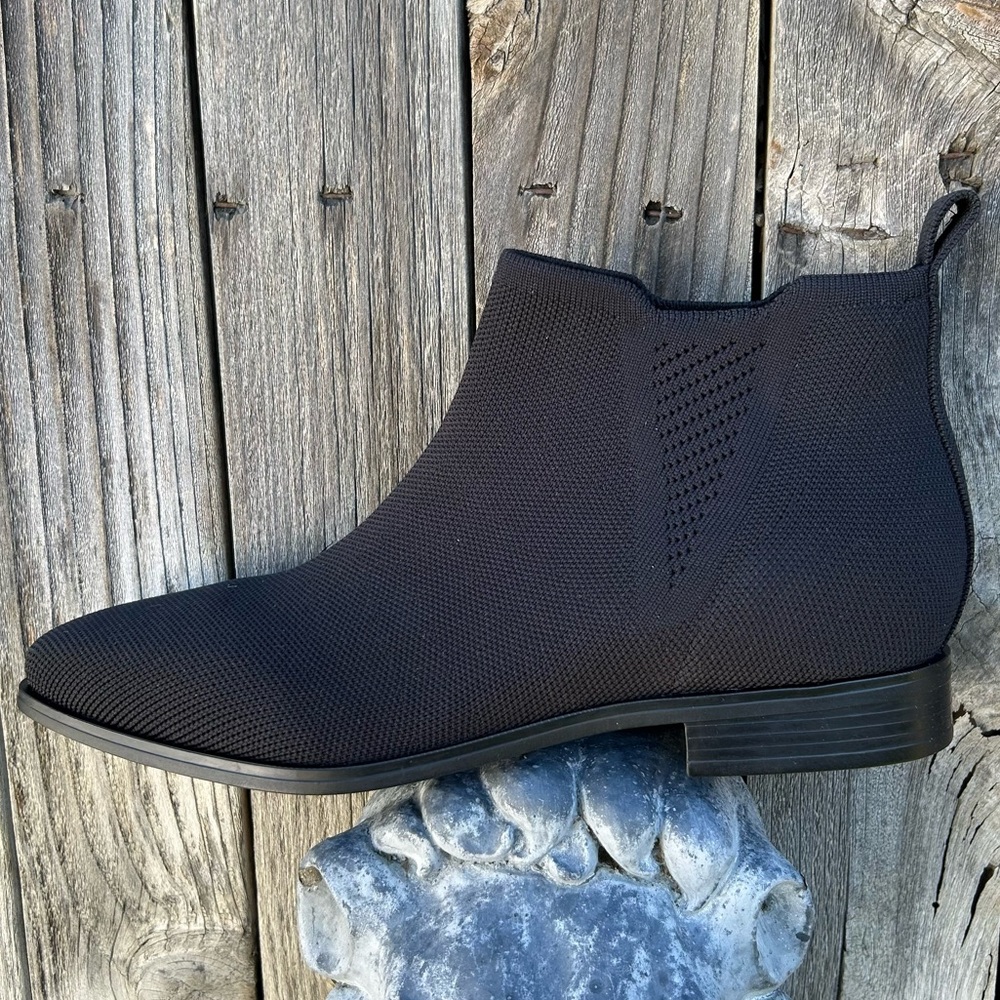 NWT Vivaia Ryan Slip On Chelsea Boot Black 9.5
